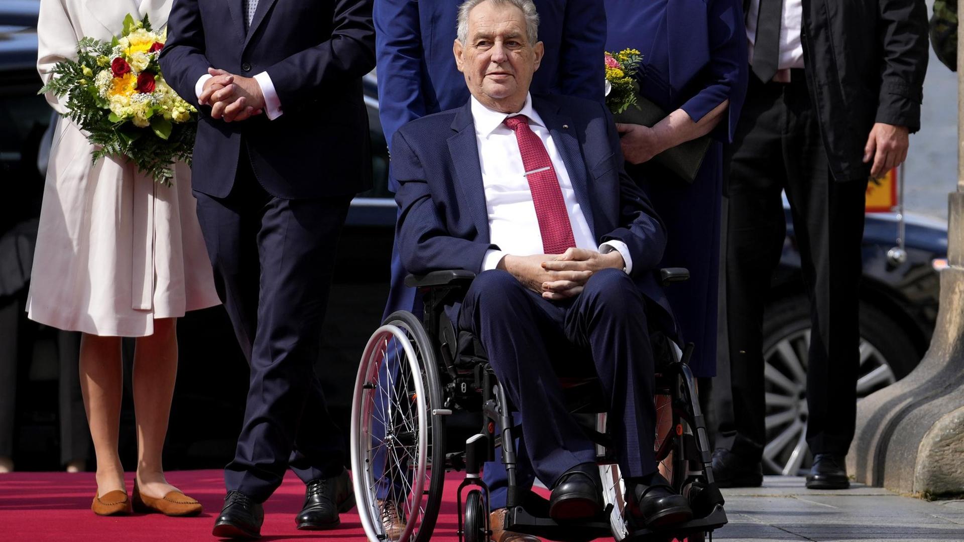 Tschechiens Präsident Zeman im Rollstuhl - aufgenommen im August 2021. Tschechiens Präsident Zeman im Rollstuhl - aufgenommen im August 2021.
