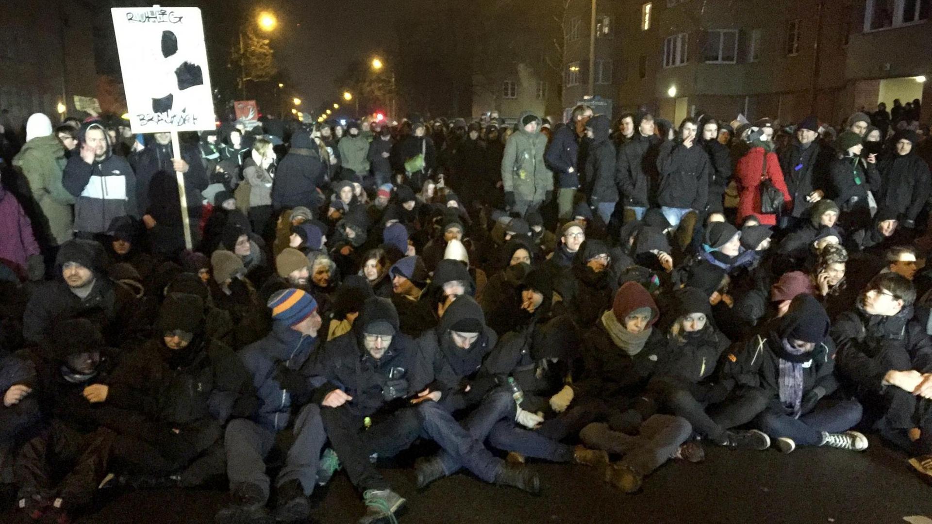 Erfolgreicher Protest: Gegendemonstranten stoppen eine Kundgebung der Pogida-Bewegung in Potsdam. Erfolgreicher Protest: Gegendemonstranten stoppen eine Kundgebung der Pogida-Bewegung in Potsdam.