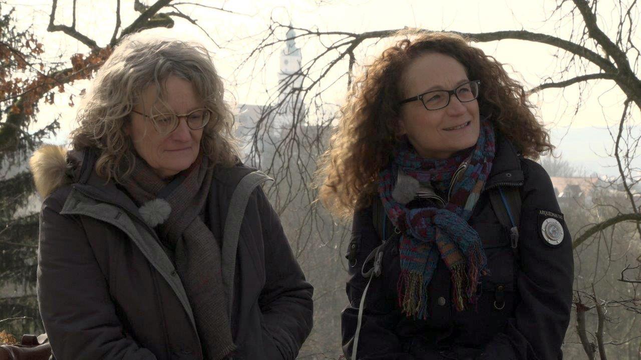 Zwei Schwestern - ehemals Heimkinder im katholischen Kinderheim Donauwörth Zwei Schwestern - ehemals Heimkinder im katholischen Kinderheim Donauwörth