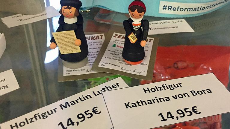 Nippes zum Lutherjahr in einem Schaufenster Nippes zum Lutherjahr in einem Schaufenster