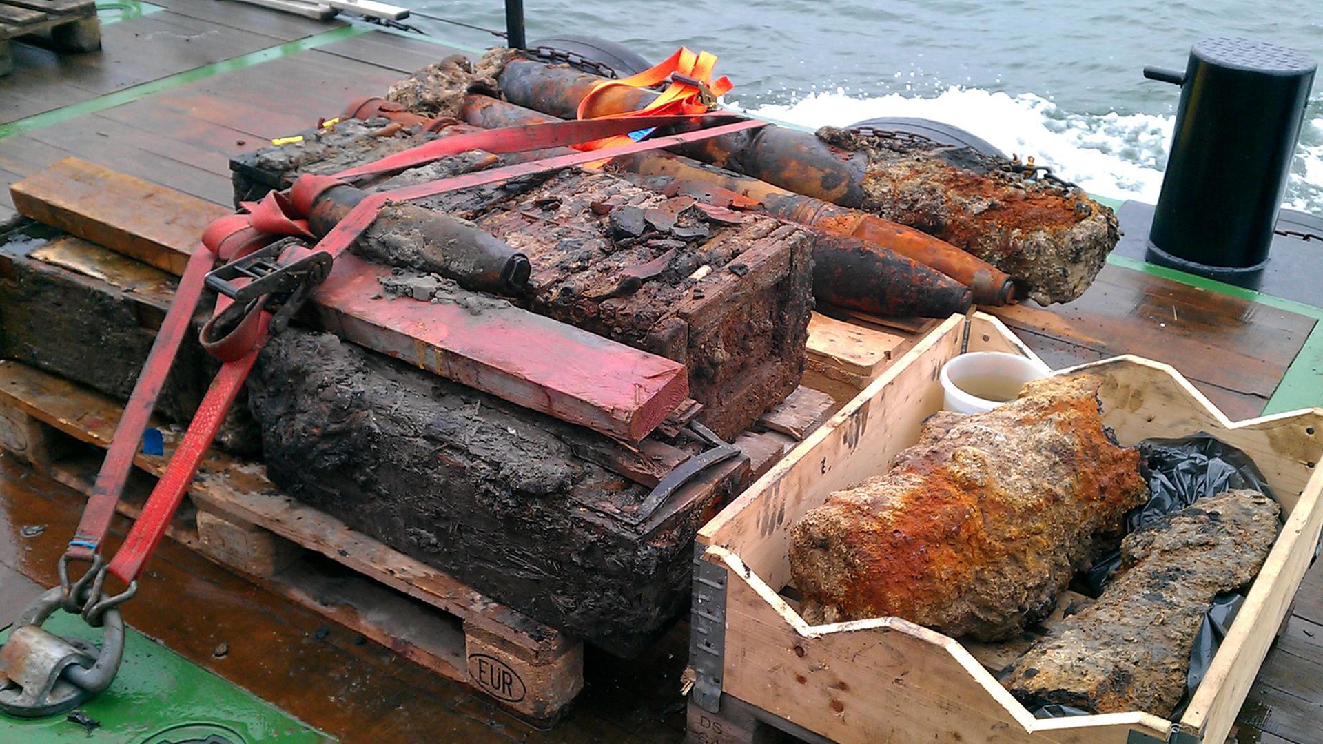 Altmunition liegt am 30.05.2012 auf einem Räumungsschiff, die zuvor auf der geplanten Kabeltrasse zum Windpark Riffgat vor Borkum (Niedersachsen) gefunden wurde.