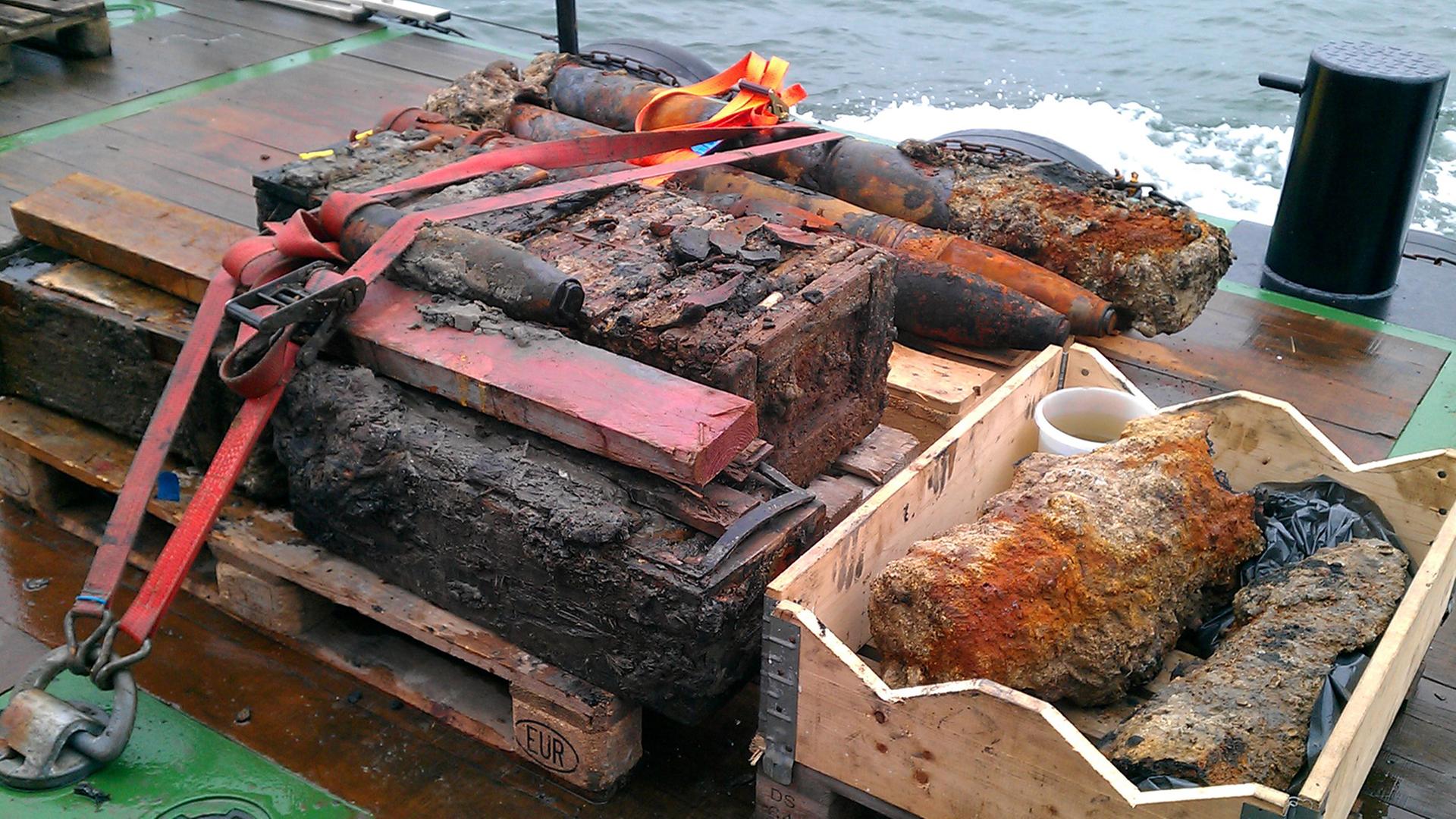 Altmunition liegt am 30.05.2012 auf einem Räumungsschiff, die zuvor auf der geplanten Kabeltrasse zum Windpark Riffgat vor Borkum (Niedersachsen) gefunden wurde. Altmunition liegt am 30.05.2012 auf einem Räumungsschiff, die zuvor auf der geplanten Kabeltrasse zum Windpark Riffgat vor Borkum (Niedersachsen) gefunden wurde.
