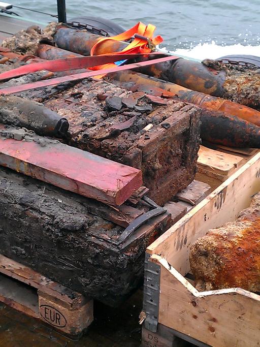 Altmunition liegt am 30.05.2012 auf einem Räumungsschiff, die zuvor auf der geplanten Kabeltrasse zum Windpark Riffgat vor Borkum (Niedersachsen) gefunden wurde.