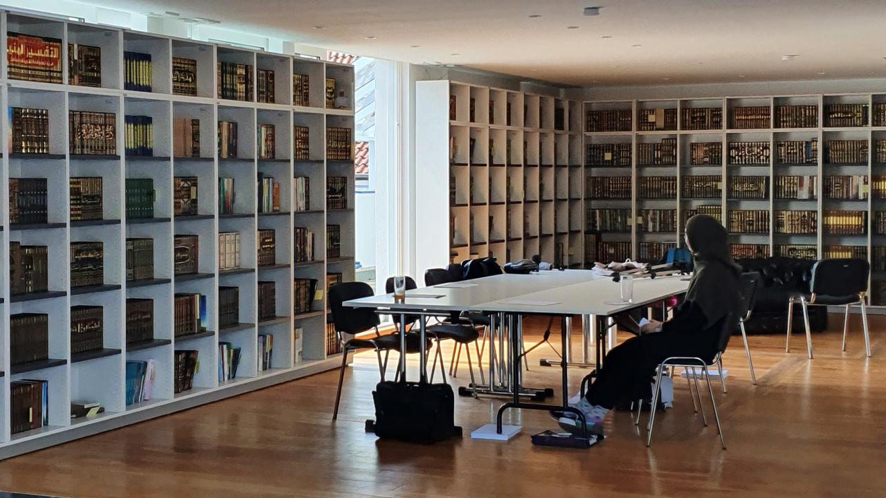 Die Innenräume des Islamkolleg Deutschland in Osnabrück. Hier sollen Frauen und Männer ausgebildet werden. An den Wänden stehen Bücherregale, in der Mitte ein Tisch, an der eine Frau sitzt. Die Innenräume des Islamkolleg Deutschland in Osnabrück. Hier sollen Frauen und Männer ausgebildet werden. An den Wänden stehen Bücherregale, in der Mitte ein Tisch, an der eine Frau sitzt.