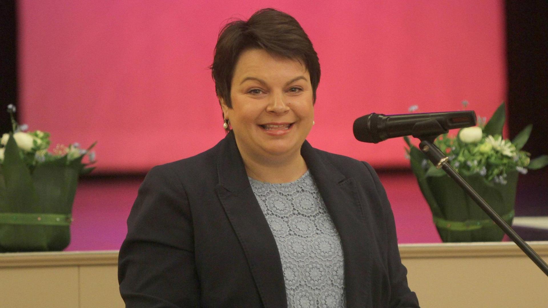 Pressetermin am Donnerstag (02.05.2019) in Grabow (Ludwigslust Parchim) mit der Bundesministerin für Familie, Senioren, Frauen und Jugend Franziska Giffey zur Auftaktveranstaltung Demokratiewerkstatt Kommunen. Der demografische Wandel verändert derzeit die moderne Gesellschaft. Das Projekt Demokratiewerkstatt Kommunen unterstützt, begleitet und fördert hinsichtlich dessen ausgewählte Kommunen und Gebietskörperschaften mit Unterstützung des Ministeriums für Familie, Senioren, Frauen und Jugend über einen Zeitraum von fünf Jahren um Risiken und Chancen der Regionen beim demografischen Wandel zu nutzen u. zu definieren. Hier im Bild die Ministerin für Soziales, Integration und Gleichstellung des Landes MV Stefanie Drese *** Press event on Thursday 02 05 2019 in Grabow Ludwigslust Parchim with the Federal Minister for Family Affai Pressetermin am Donnerstag (02.05.2019) in Grabow (Ludwigslust Parchim) mit der Bundesministerin für Familie, Senioren, Frauen und Jugend Franziska Giffey zur Auftaktveranstaltung Demokratiewerkstatt Kommunen. Der demografische Wandel verändert derzeit die moderne Gesellschaft. Das Projekt Demokratiewerkstatt Kommunen unterstützt, begleitet und fördert hinsichtlich dessen ausgewählte Kommunen und Gebietskörperschaften mit Unterstützung des Ministeriums für Familie, Senioren, Frauen und Jugend über einen Zeitraum von fünf Jahren um Risiken und Chancen der Regionen beim demografischen Wandel zu nutzen u. zu definieren. Hier im Bild die Ministerin für Soziales, Integration und Gleichstellung des Landes MV Stefanie Drese *** Press event on Thursday 02 05 2019 in Grabow Ludwigslust Parchim with the Federal Minister for Family Affai