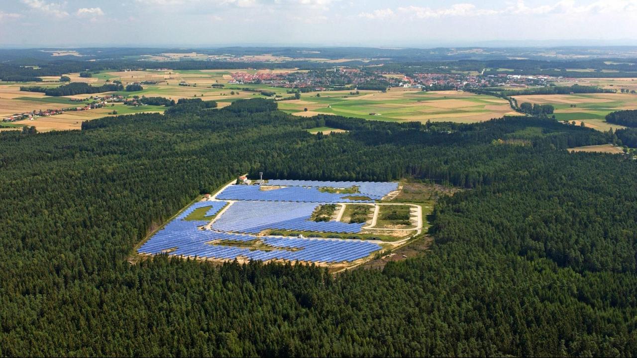 Eine Luftaufnahme vom Solarpark Hemau in Bayern. Errichtet im Jahr 2002, gilt er weltweit als größtes Gebiet für Solarenergie.