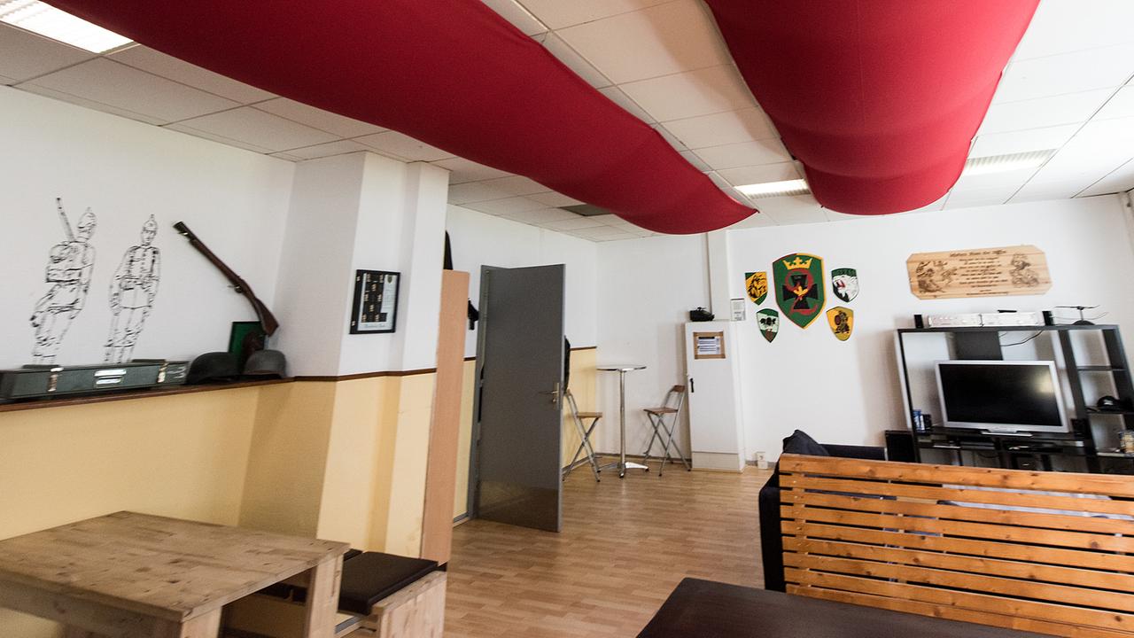 Die Übersichtsaufnahme zeigt am 3. Mai 2017 den Aufenthaltsraum, dem sogenannten Bunker, des Jägerbataillons 291 der Bundeswehr in Illkirch bei Straßburg. Dort war der terrorverdächtige Oberleutnant Franco A. stationiert. Die Übersichtsaufnahme zeigt am 3. Mai 2017 den Aufenthaltsraum, dem sogenannten Bunker, des Jägerbataillons 291 der Bundeswehr in Illkirch bei Straßburg. Dort war der terrorverdächtige Oberleutnant Franco A. stationiert.