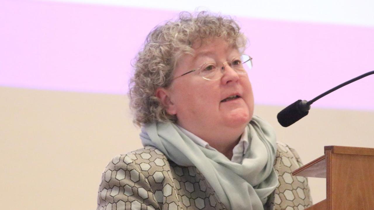 Die Theologie-Professorin von der Universität Münster, Dorothea Sattler, beim Synodalen Weg in Frankfurt am Main.
Die Theologie-Professorin von der Universität Münster, Dorothea Sattler, beim Synodalen Weg in Frankfurt am Main.