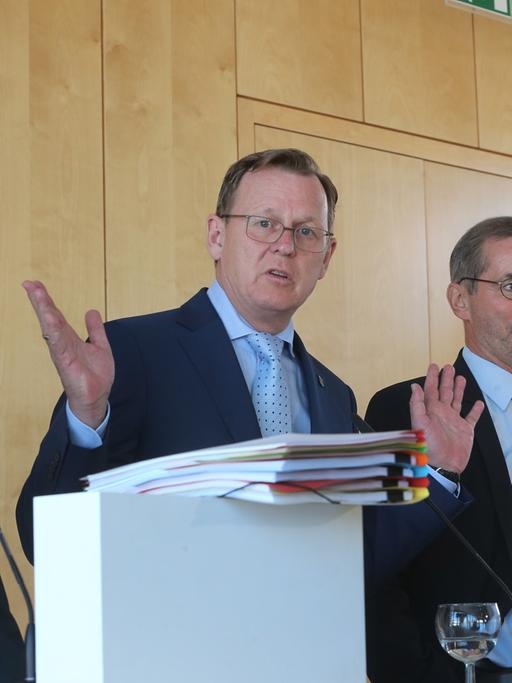 Die Schlichter Matthias Platzeck (2.v.r.) und Bodo Ramelow (2.v.l.), kommentieren in Berlin mit Bahn-Personalvorstand Ulrich Weber (rechts) und GDL-Chef Claus Weselsky (links) das Verhandlungsergebnis.