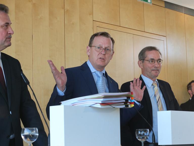 Die Schlichter Matthias Platzeck (2.v.r.) und Bodo Ramelow (2.v.l.), kommentieren in Berlin mit Bahn-Personalvorstand Ulrich Weber (rechts) und GDL-Chef Claus Weselsky (links) das Verhandlungsergebnis.