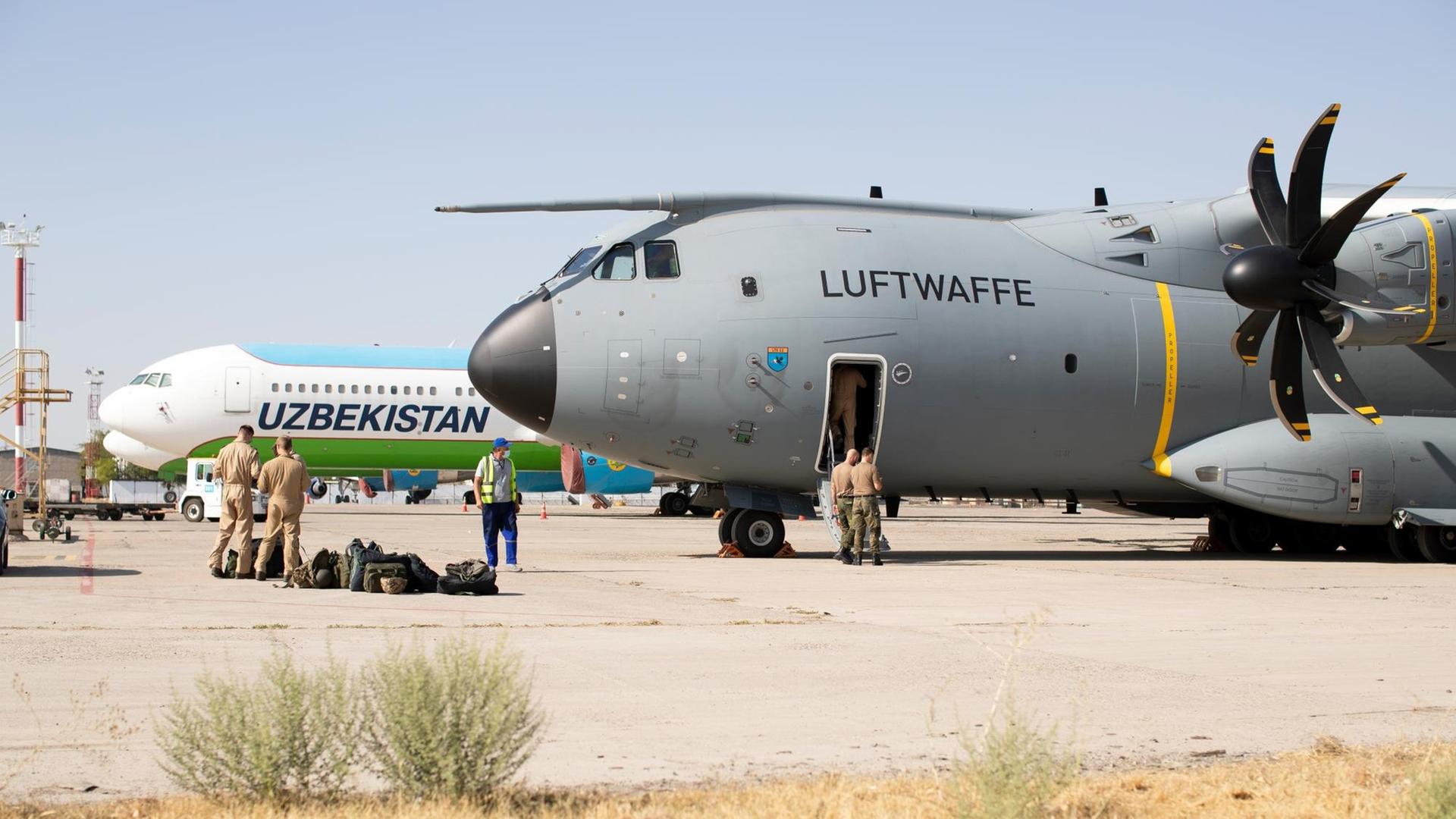 Ein Flugzeug der Luftwaffe auf dem Flughafen von Taschkent / Usbekistan. Die Bundeswehr hat eine Luftbrücke eingerichtet, um Afghanen ins Nachbarland auszufliegen.