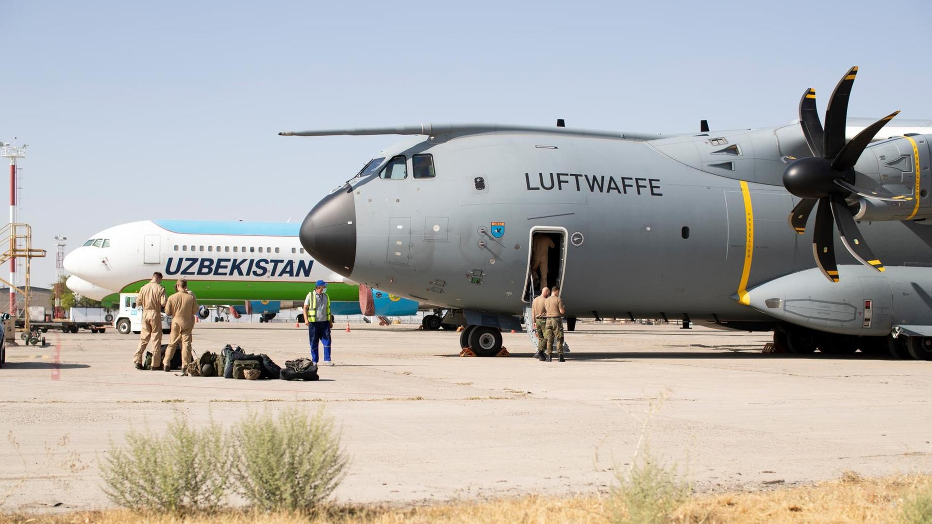 Ein Flugzeug der Luftwaffe auf dem Flughafen von Taschkent / Usbekistan. Die Bundeswehr hat eine Luftbrücke eingerichtet, um Afghanen ins Nachbarland auszufliegen. Ein Flugzeug der Luftwaffe auf dem Flughafen von Taschkent / Usbekistan. Die Bundeswehr hat eine Luftbrücke eingerichtet, um Afghanen ins Nachbarland auszufliegen.