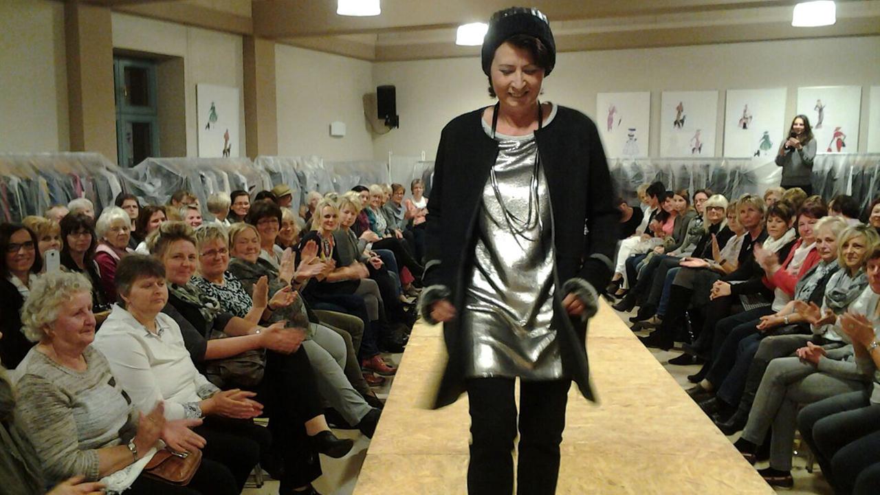 Ein Amateurmodell bei einer Modenschau in Blumenthal Ein Amateurmodell bei einer Modenschau in Blumenthal