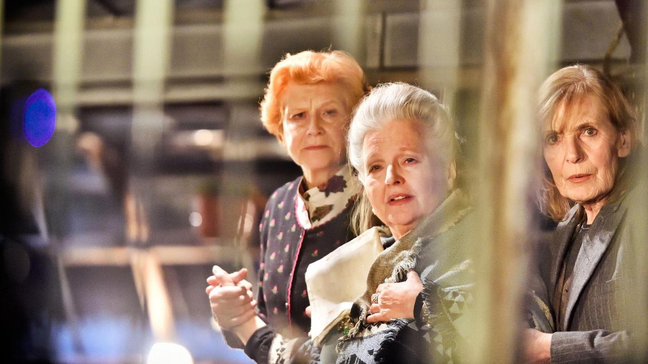 Isolde (Irm Herrmann), Catharina (Hanna Schygulla) und Margarethe (Margit Carstensen) sind seltsam, anziehend, ein bisschen verstörend – und auch in schwierigen Situationen nicht wirklich aus der Ruhe zu bringen. Zu sehen im Bodensee-Tatort "Wofür es sich zu leben lohnt", am Sonntag (04.12.16). Isolde (Irm Herrmann), Catharina (Hanna Schygulla) und Margarethe (Margit Carstensen) sind seltsam, anziehend, ein bisschen verstörend – und auch in schwierigen Situationen nicht wirklich aus der Ruhe zu bringen. Zu sehen im Bodensee-Tatort "Wofür es sich zu leben lohnt", am Sonntag (04.12.16).