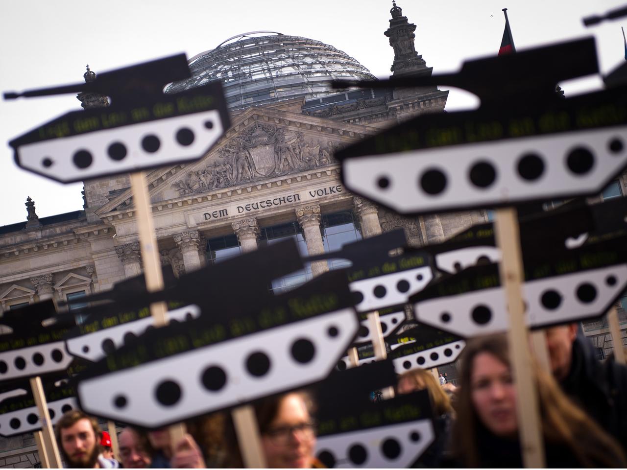 Einer Kundgebung gegen die deutschen Rüstungsexporte im Februar vor dem Berliner Reichstag. Einer Kundgebung gegen die deutschen Rüstungsexporte im Februar vor dem Berliner Reichstag.