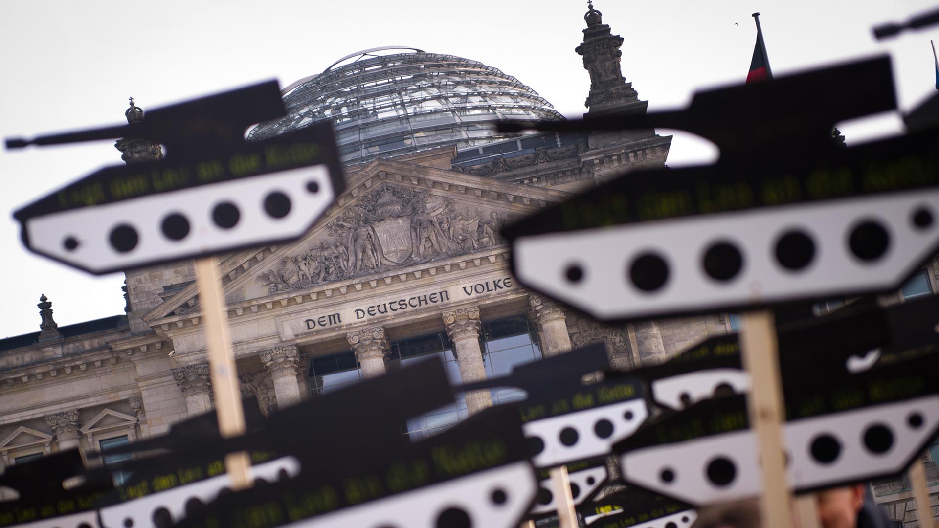 Einer Kundgebung gegen die deutschen Rüstungsexporte im Februar vor dem Berliner Reichstag. Einer Kundgebung gegen die deutschen Rüstungsexporte im Februar vor dem Berliner Reichstag.