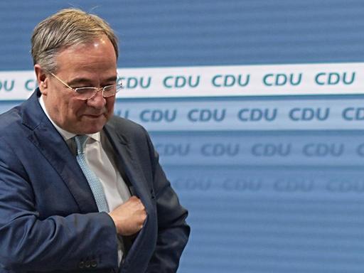 Armin Laschet, CDU-Bundesvorsitzender und Ministerpräsident von Nordrhein-Westfalen, verlässt die Bühne, nachdem er ein Pressestatement im Konrad-Adenauer-Haus abgegeben hat.