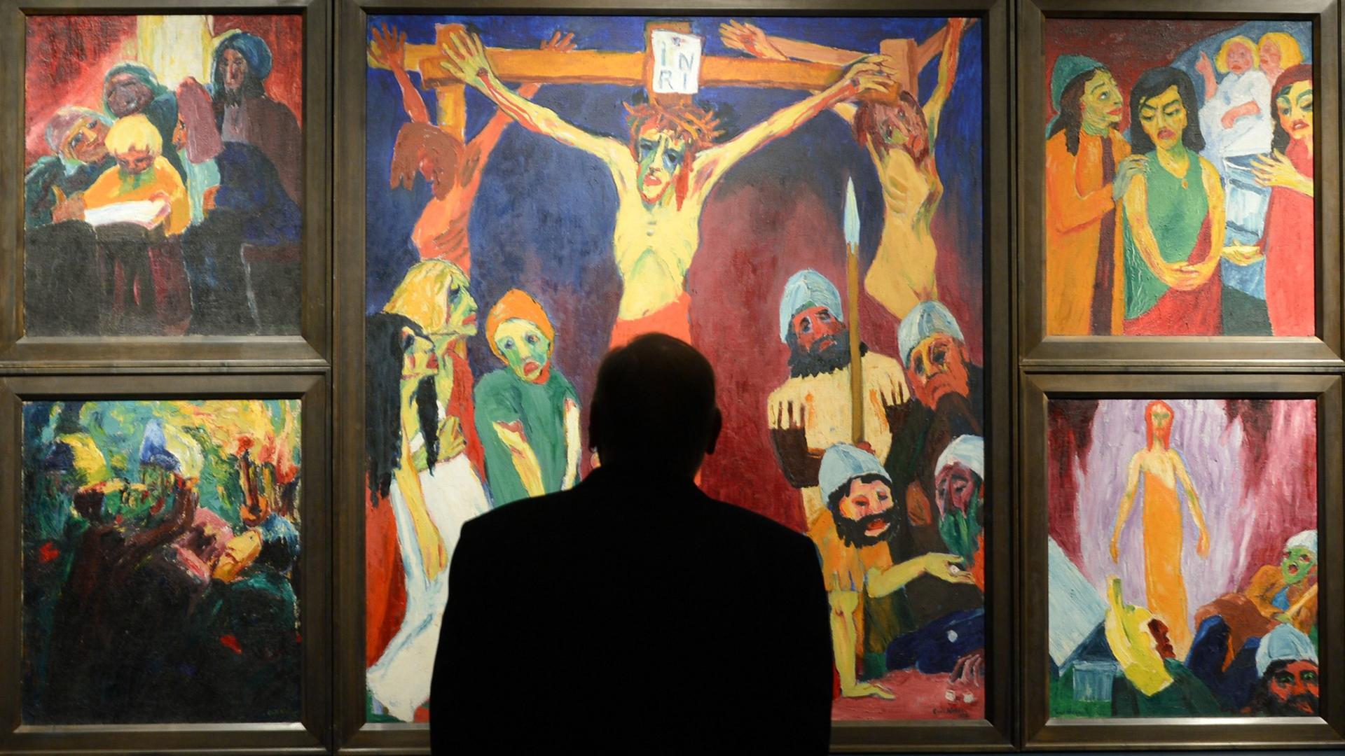 Ein Mann steht am im Städel Museum in Frankfurt am Main vor Emil Noldes Meisterwerk "Das Leben Christi (1911/12)". Ein Mann steht am im Städel Museum in Frankfurt am Main vor Emil Noldes Meisterwerk "Das Leben Christi (1911/12)".