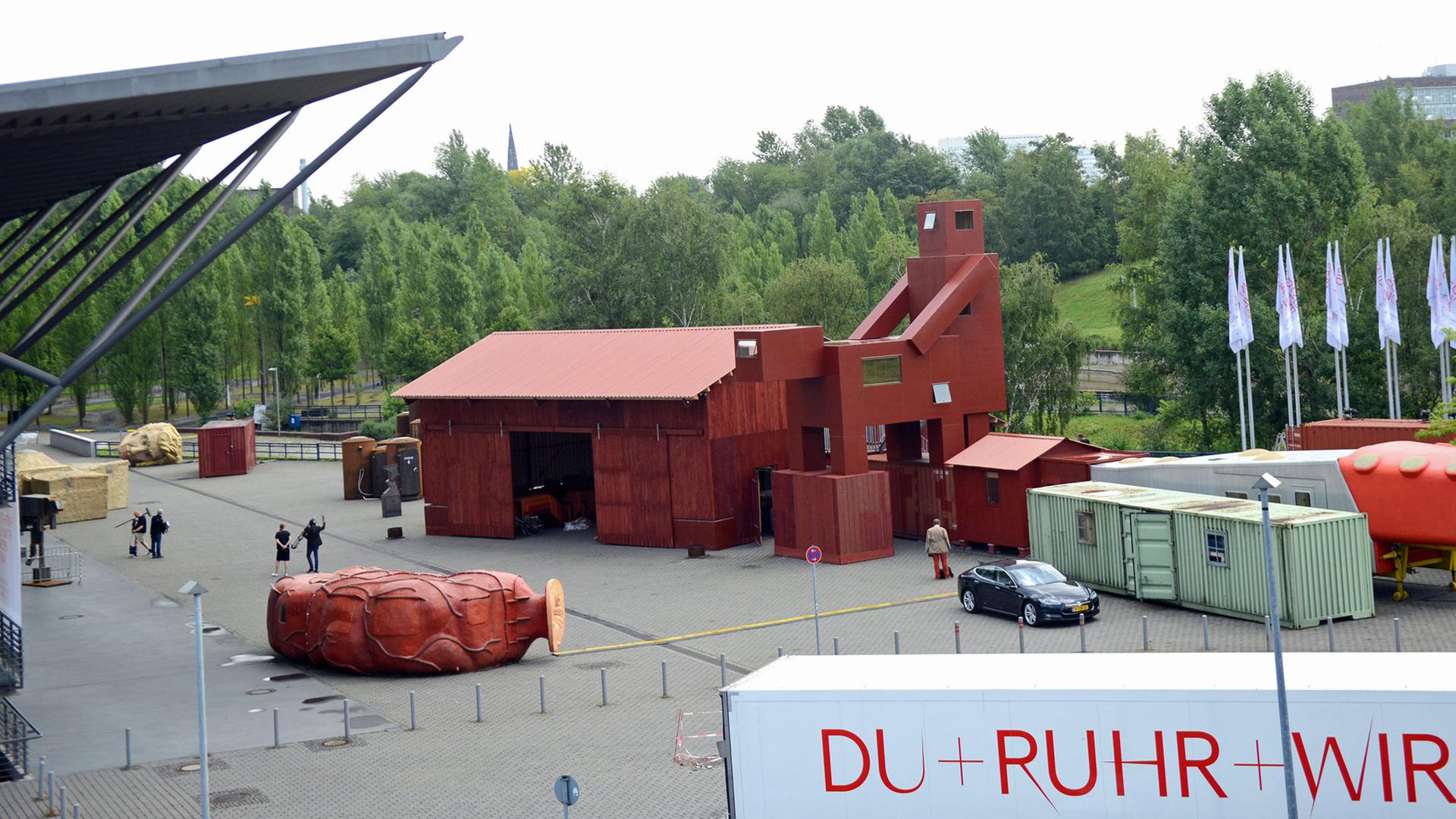 Neben der Jahrhunderthalle in Bochum stehen am 7.8.2015 für die Ruhrtriennale 2015 schon erste Teile der Installation "The Good, the Bad and the Ugly", die vom Atelier Van Lieshout aus den Niederlanden realisiert wurde. Neben der Jahrhunderthalle in Bochum stehen am 7.8.2015 für die Ruhrtriennale 2015 schon erste Teile der Installation "The Good, the Bad and the Ugly", die vom Atelier Van Lieshout aus den Niederlanden realisiert wurde.