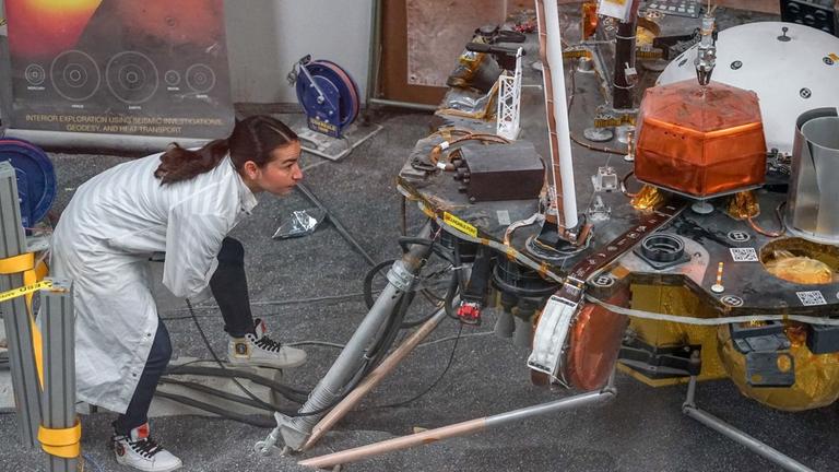 Marleen Martinez Sundgaard arbeitet mit dem Marsroboter "Maulwurf" Marleen Martinez Sundgaard arbeitet mit dem Marsroboter "Maulwurf"