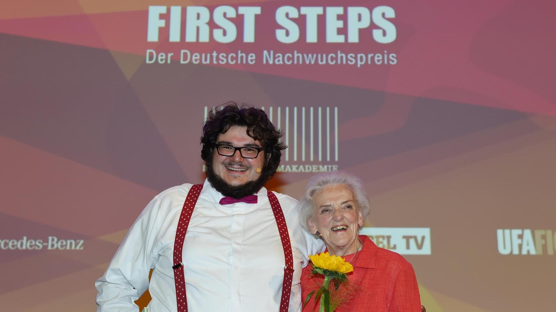 Der Moderator der 16. First Steps Awards, Axel Ranisch, mit seiner Großmutter Der Moderator der 16. First Steps Awards, Axel Ranisch, mit seiner Großmutter