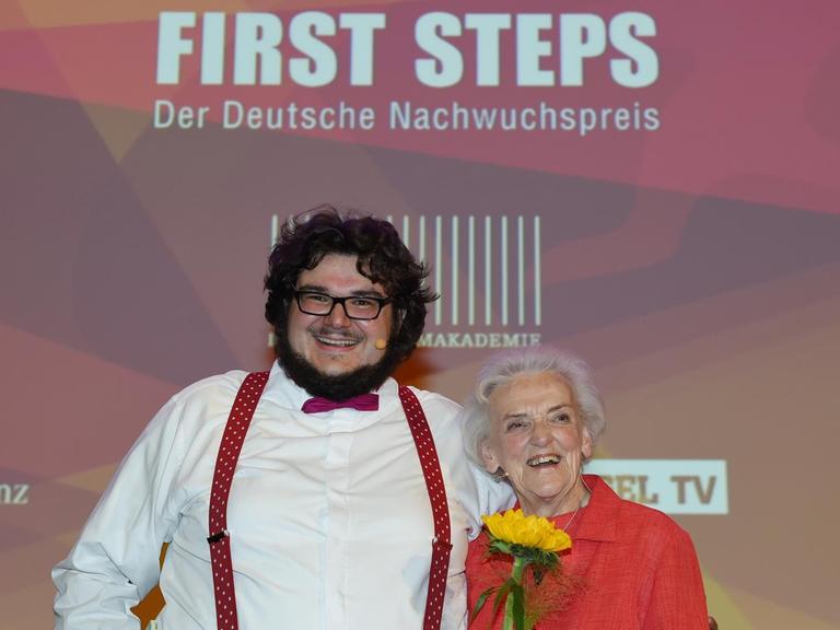 Der Moderator der 16. First Steps Awards, Axel Ranisch, mit seiner Großmutter