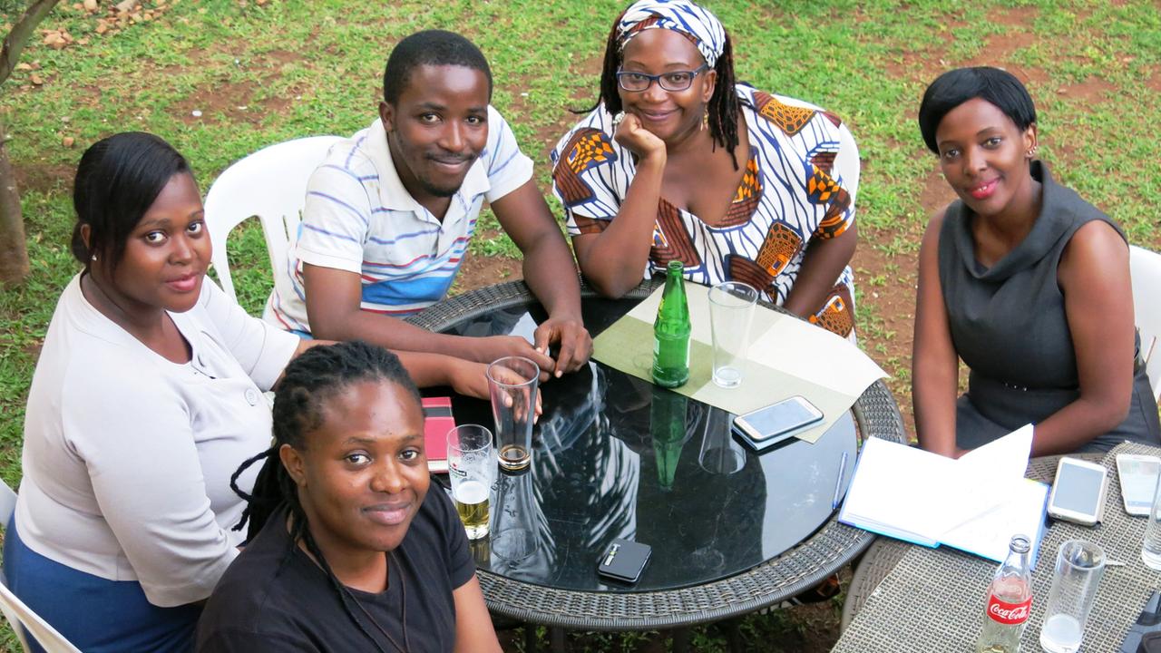 Pads-Uganda-Team mit Dr. Stella Nyanzi (zweite von rechts). Pads-Uganda-Team mit Dr. Stella Nyanzi (zweite von rechts).