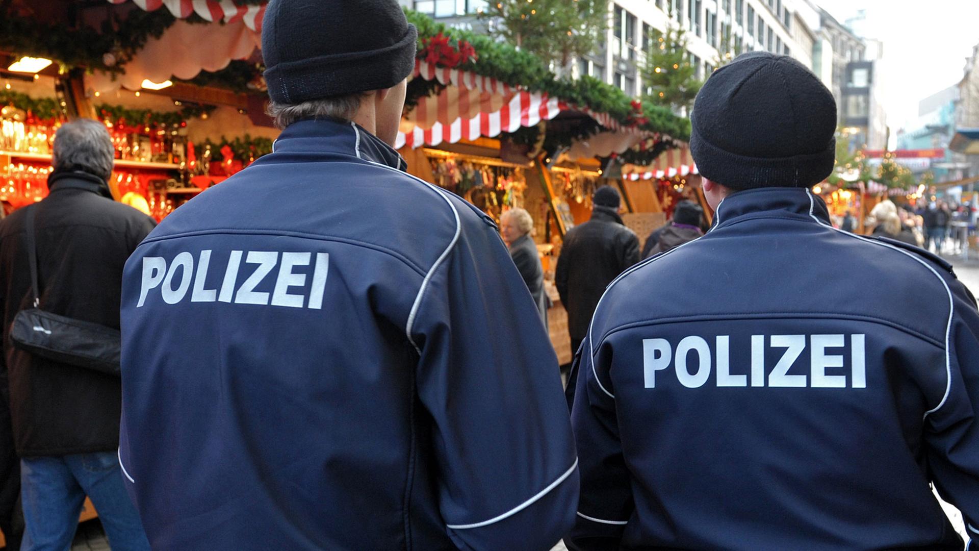 Zwei Polizisten auf Streife Zwei Polizisten auf Streife