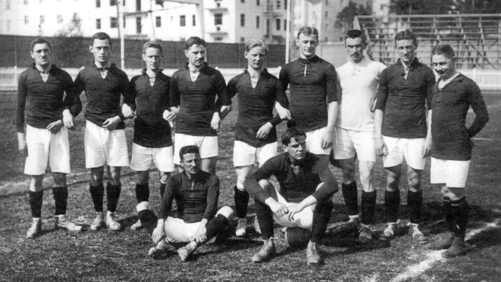 Die deutsche Fußball-Nationalmannschaft von 1912 mit (h.v.l.) Julius Hirsch, Hermann Bosch, Karl Wegele, Willi Worpitzky, Ernst Hollstein, Adolf Jäger, Albert Weber, Georg Krogmann, Helmut Röpnack sowie vorn von links Eugen Kipp und Max Breunig bei den Olympischen Spielen in Stockholm, Schweden Die deutsche Fußball-Nationalmannschaft von 1912 mit (h.v.l.) Julius Hirsch, Hermann Bosch, Karl Wegele, Willi Worpitzky, Ernst Hollstein, Adolf Jäger, Albert Weber, Georg Krogmann, Helmut Röpnack sowie vorn von links Eugen Kipp und Max Breunig bei den Olympischen Spielen in Stockholm, Schweden