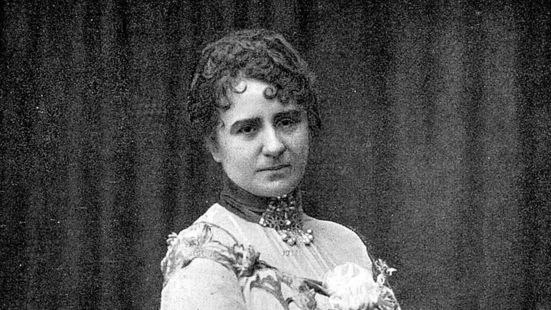 Zeitgenössische Fotografie der Schauspielerin Louise Dumont (1862-1932). Sie gründete 1905 mit ihrem Mann das Düsseldorfer Schauspielhaus. Zeitgenössische Fotografie der Schauspielerin Louise Dumont (1862-1932). Sie gründete 1905 mit ihrem Mann das Düsseldorfer Schauspielhaus.