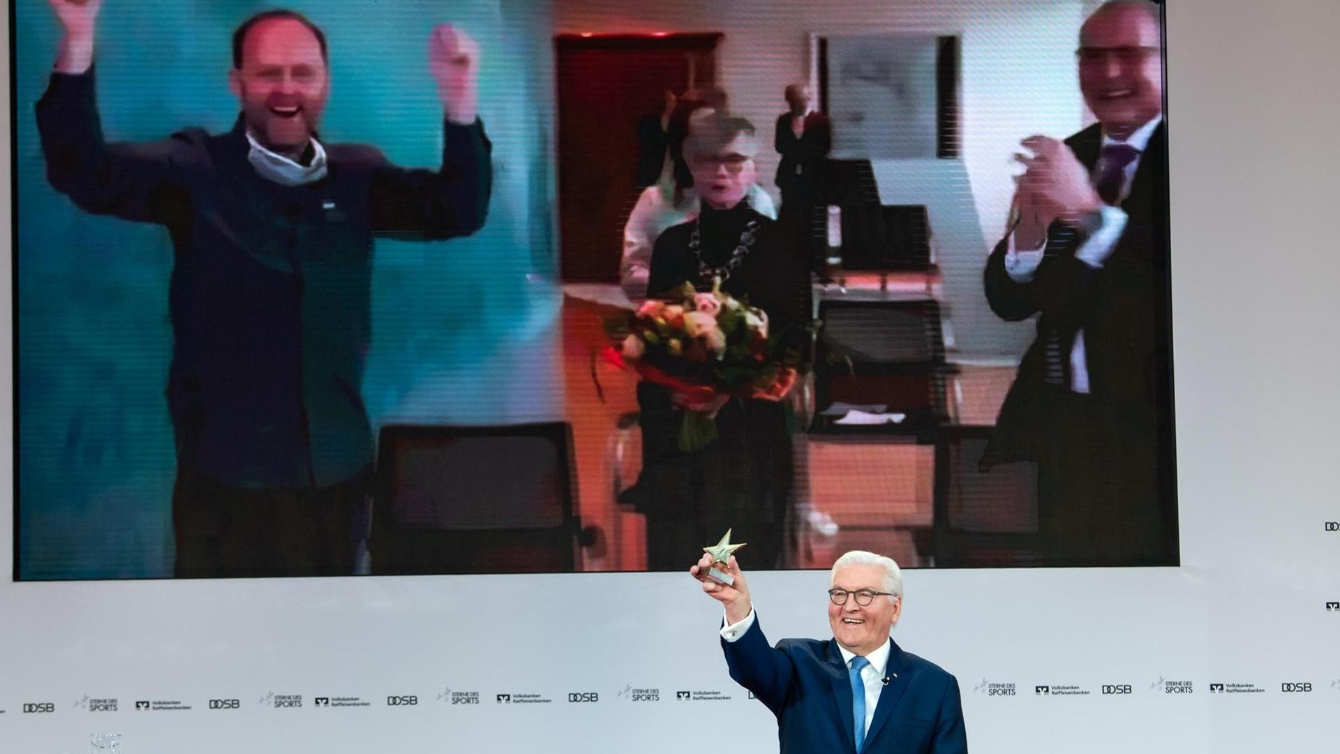 Bundes-Präsident Steinmeier gratuliert dem Verein aus Hannover. Bundes-Präsident Steinmeier gratuliert dem Verein aus Hannover.