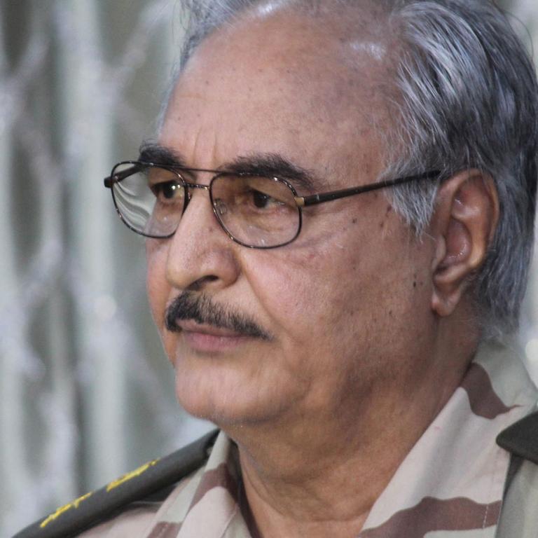 General Khalifa Haftar auf einer Pressekonferenz in Abyar