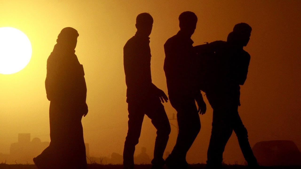 Syrische Flüchtlinge überqueren am 21. September 2014 bei Sanliurfa die Grenze zur Türkei. Syrische Flüchtlinge überqueren am 21. September 2014 bei Sanliurfa die Grenze zur Türkei.