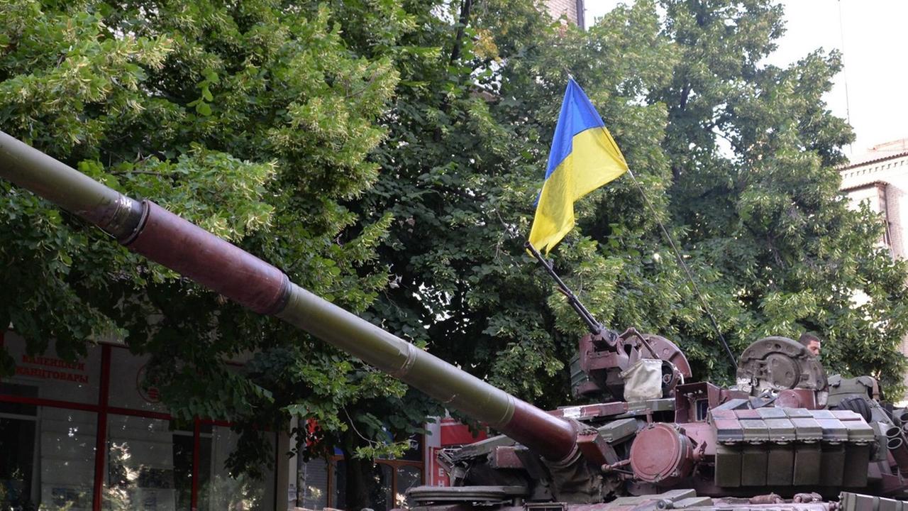 Ein ukrainischer Panzer im Zentrum von Slawjansk nach der Rückeroberung.