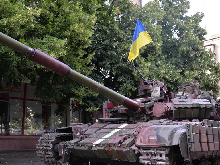 Ein ukrainischer Panzer im Zentrum von Slawjansk nach der Rückeroberung.
