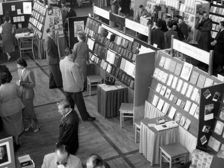 Eine Ausstellungshalle auf der Frankfurter Buchmesse im Jahr 1954.