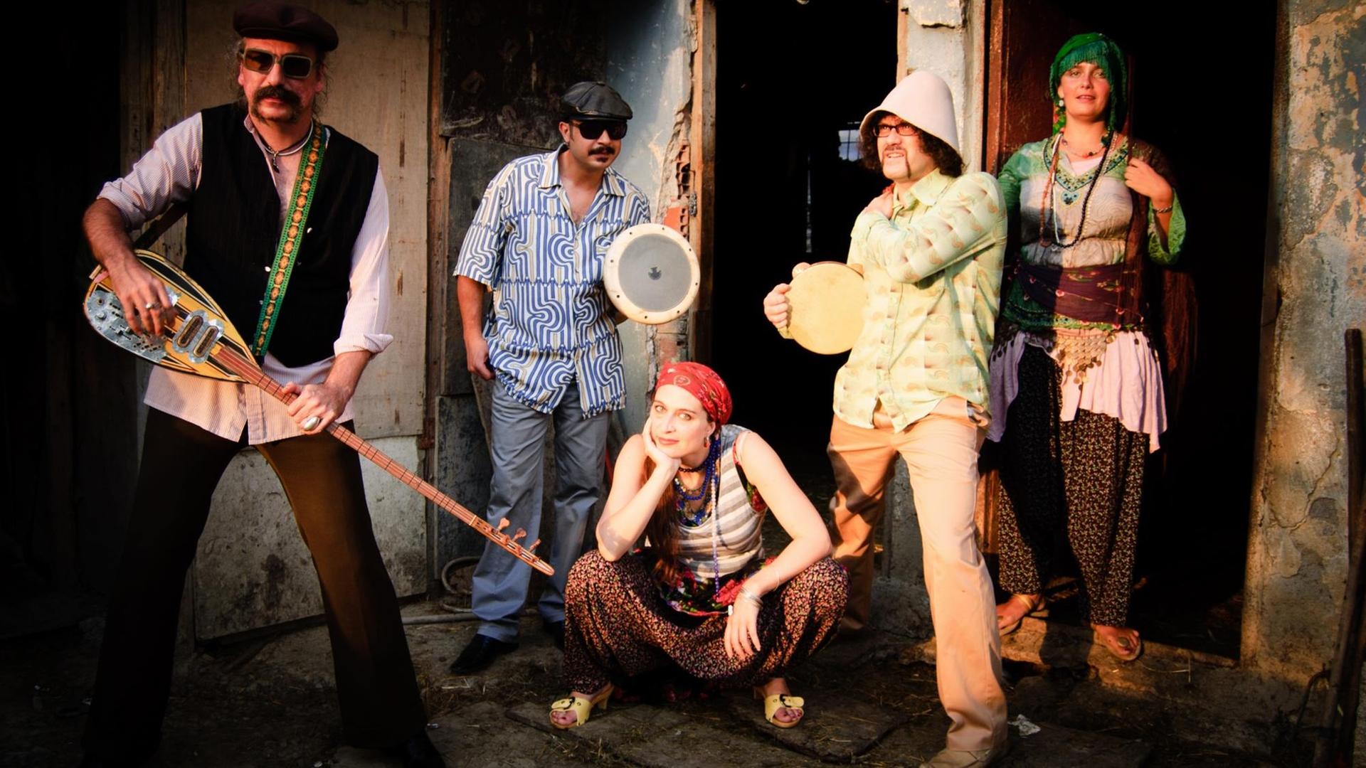 Die Band Baba Zula posiert im Jahr 2010 in einer Gecekondu (türkisch Bezeichnung für informell) -Siedlung in Istanbul. Die psychedelischen Folkrocker Baba Zula verschmelzen Tradition und Moderne. Die Band Baba Zula posiert im Jahr 2010 in einer Gecekondu (türkisch Bezeichnung für informell) -Siedlung in Istanbul. Die psychedelischen Folkrocker Baba Zula verschmelzen Tradition und Moderne.