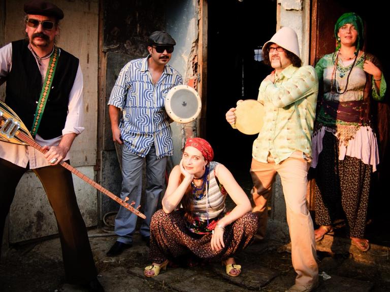 Die Band Baba Zula posiert im Jahr 2010 in einer Gecekondu (türkisch Bezeichnung für informell) -Siedlung in Istanbul. Die psychedelischen Folkrocker Baba Zula verschmelzen Tradition und Moderne.
