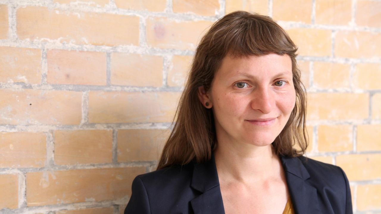 Ein Porträt der Audiodeskriptorin Anke Nicolai. Ein Porträt der Audiodeskriptorin Anke Nicolai.