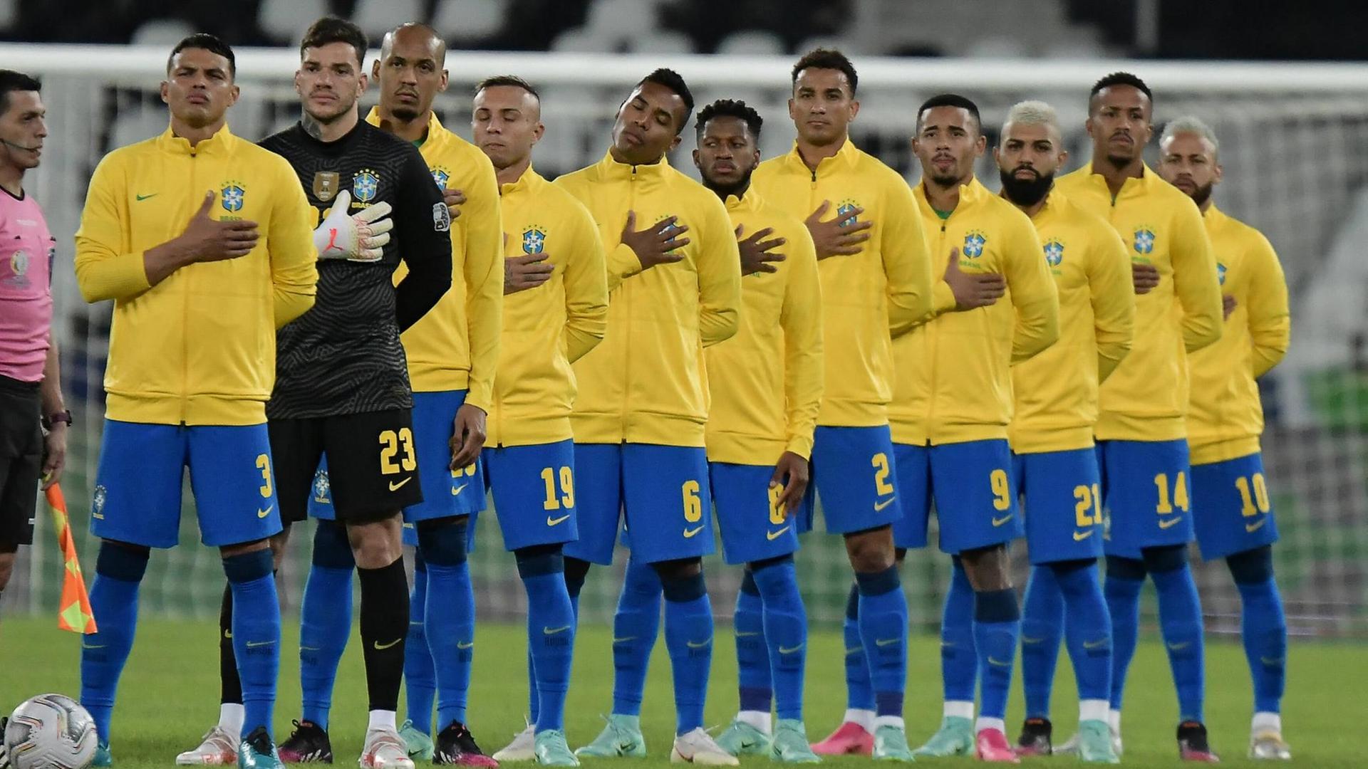 17th June 2021 Nilton Santos Stadium, Rio de Janeiro, Brazil Copa America, Brazil versus Peru Players of Brazil listen to their anthem before the match PUBLICATIONxNOTxINxUK ActionPlus12297180 MarcelloxDias 17th June 2021 Nilton Santos Stadium, Rio de Janeiro, Brazil Copa America, Brazil versus Peru Players of Brazil listen to their anthem before the match PUBLICATIONxNOTxINxUK ActionPlus12297180 MarcelloxDias