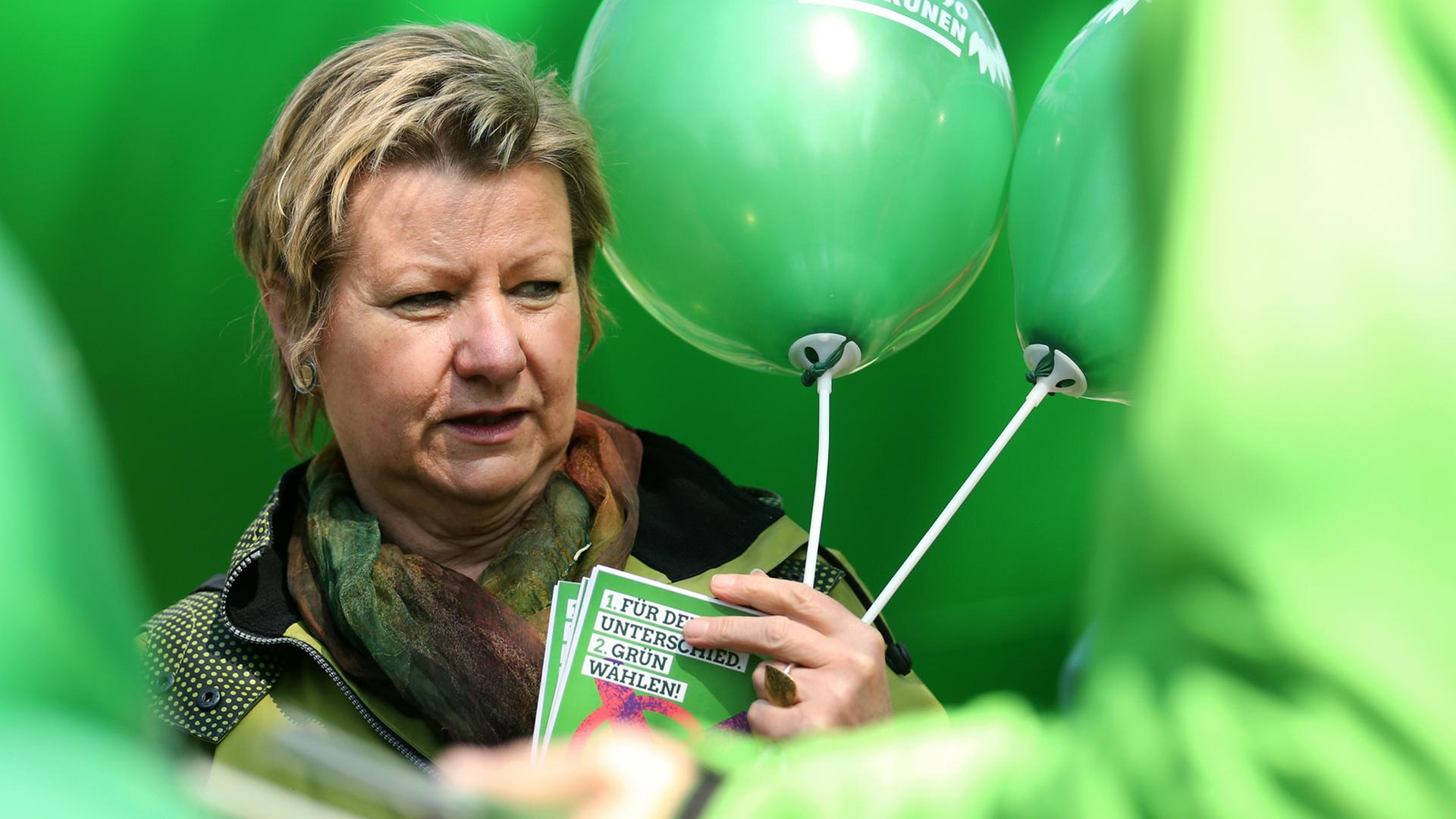 Die Spitzenkandidatin von Bündnis 90/Die Grünen für die Landtagswahl in NRW, Sylvia Löhrmann, hält am 30.04.2017 bei einem Wahlkampfauftritt in Gütersloh (Nordrhein-Westfalen) Luftballons