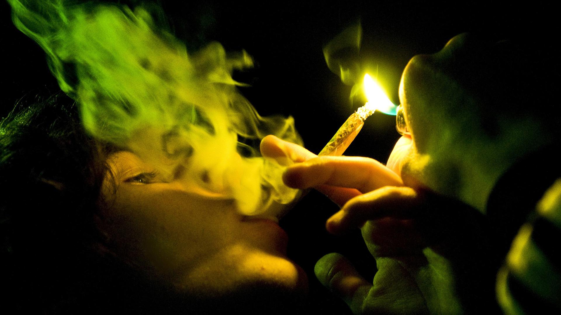Ein Jugendlicher raucht einen Joint. Ein Jugendlicher raucht einen Joint.