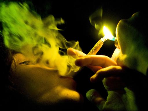 Ein Jugendlicher raucht einen Joint.