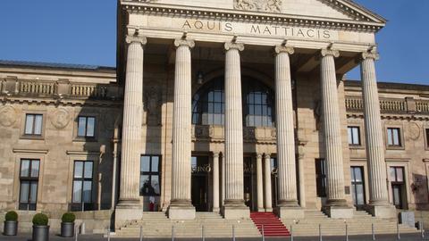 Blick auf die Hauptfront mit Säulenportikus des Wiesbadener Kurhauses