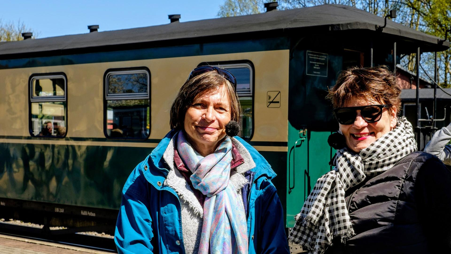 Angekommen- Renate Schönfelder und Gayle Tufts auf dem Bahnhof in Putbus. Angekommen- Renate Schönfelder und Gayle Tufts auf dem Bahnhof in Putbus.