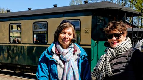 Angekommen- Renate Schönfelder und Gayle Tufts auf dem Bahnhof in Putbus.