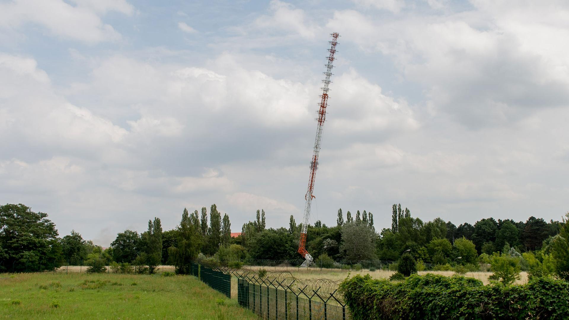 Nach der Detonation sackt der Turm in sich zusammen Nach der Detonation sackt der Turm in sich zusammen