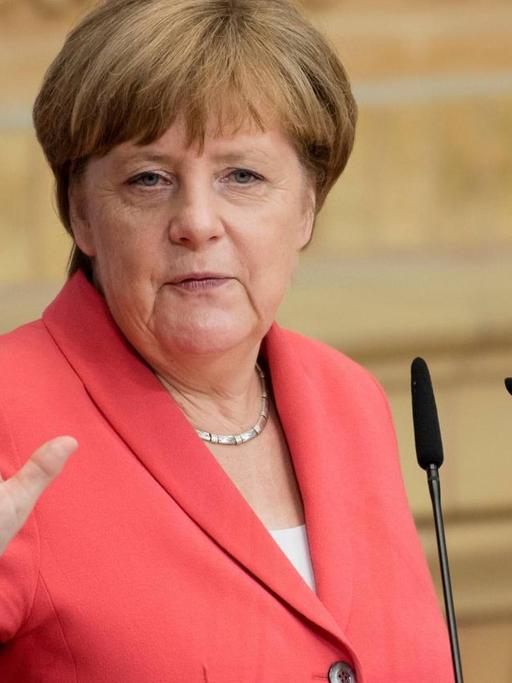 Bundeskanzlerin Angela Merkel steht an einem Rednerpult