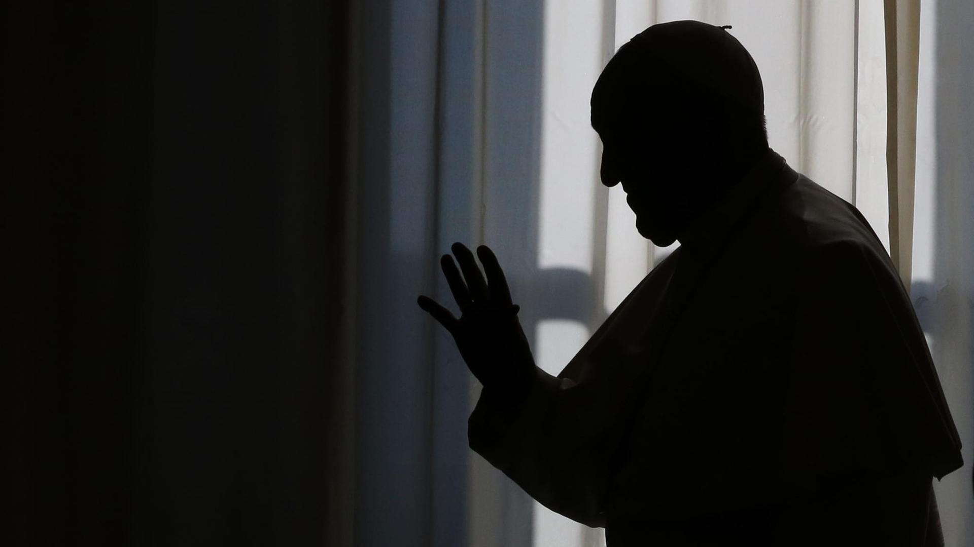 Die Silhouette von Papst Franziskus vor einem Fenster bei einer Audienz im Vatikan am 22. Februar 2020 in Rom. Die Silhouette von Papst Franziskus vor einem Fenster bei einer Audienz im Vatikan am 22. Februar 2020 in Rom.