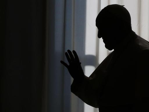 Die Silhouette von Papst Franziskus vor einem Fenster bei einer Audienz im Vatikan am 22. Februar 2020 in Rom.